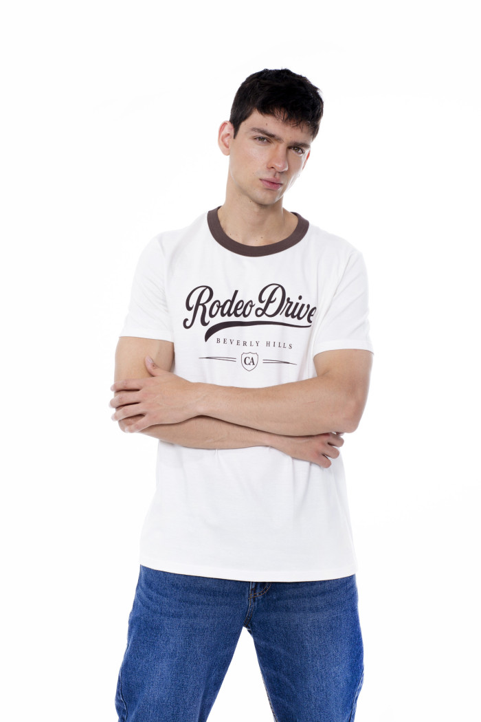 Camiseta crema con cuello redondo café y arte college
