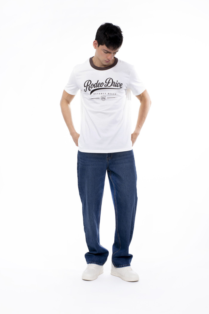 Camiseta crema con cuello redondo café y arte college
