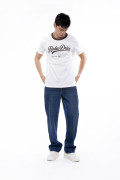 Camiseta crema con cuello redondo café y arte college

