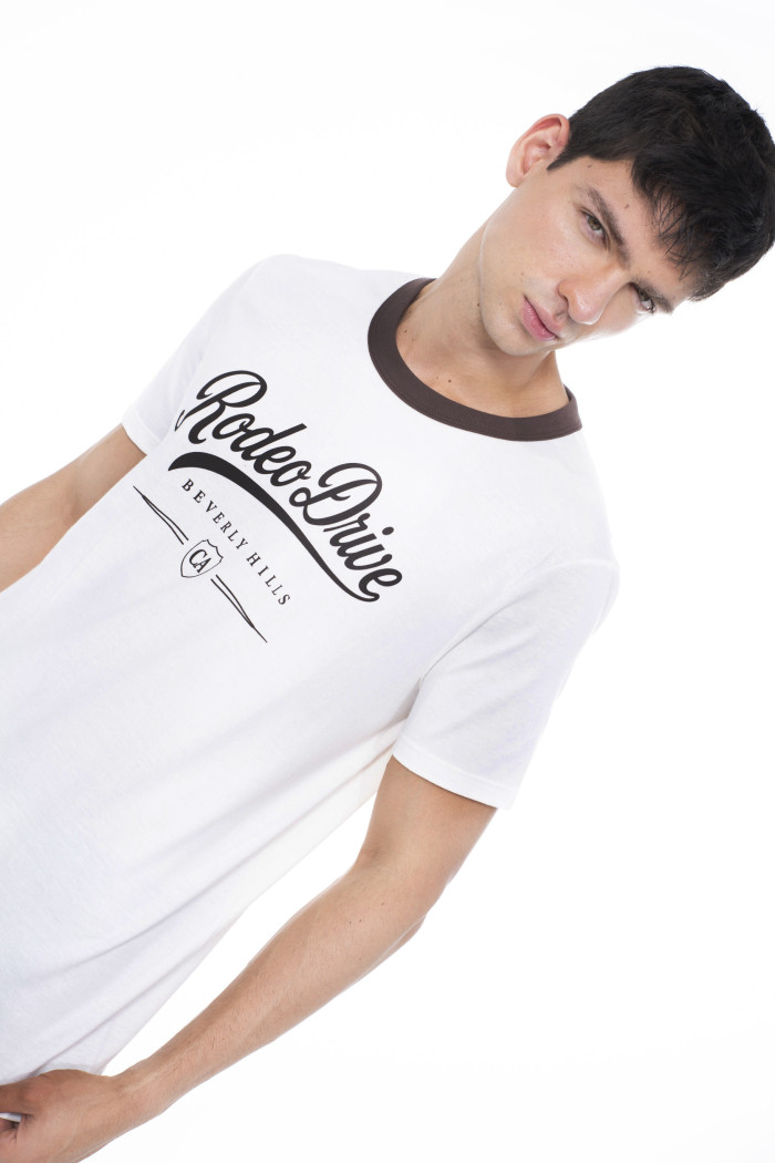 Camiseta crema con cuello redondo café y arte college
