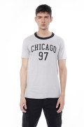 Camiseta gris medio college con cuello redondo negro
