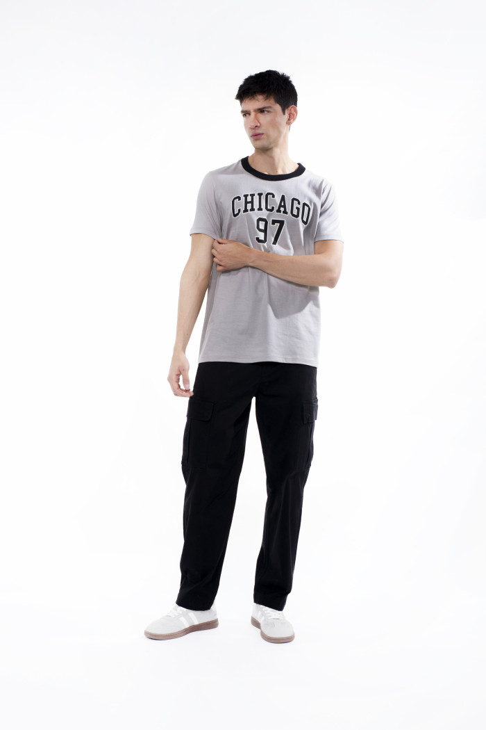Camiseta gris medio college con cuello redondo negro
