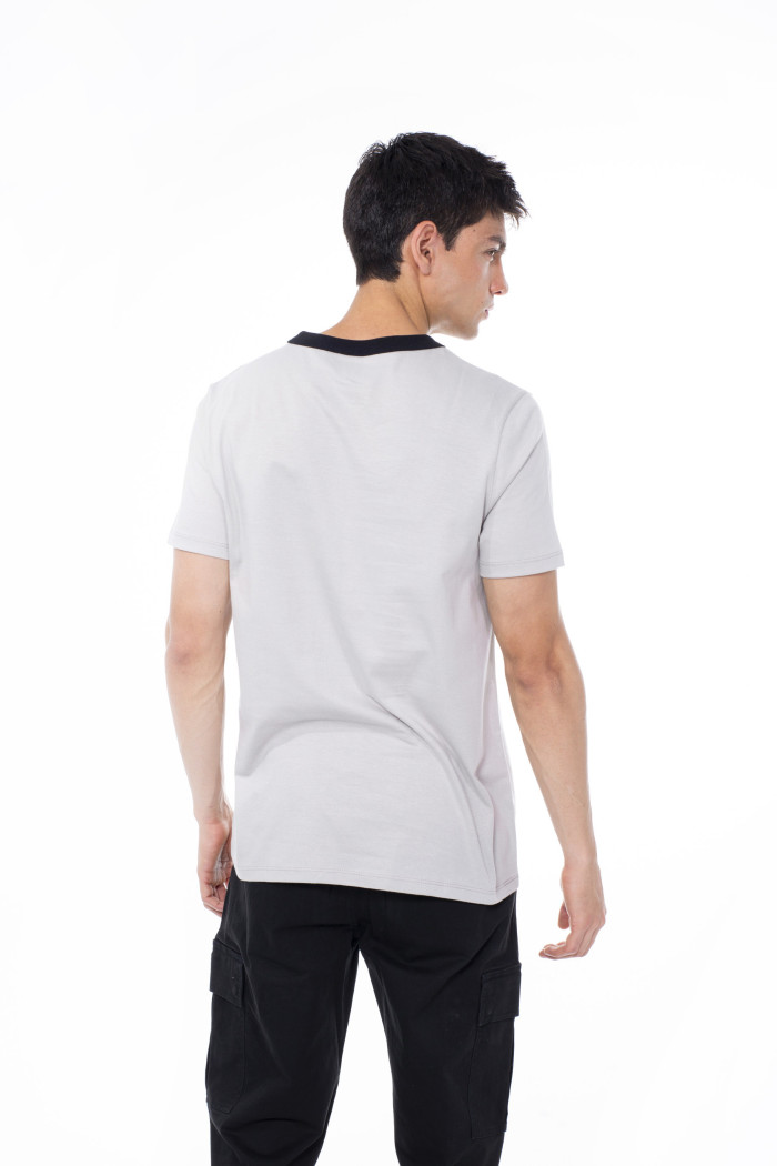 Camiseta gris medio college con cuello redondo negro
