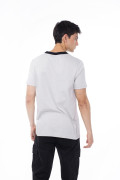 Camiseta gris medio college con cuello redondo negro
