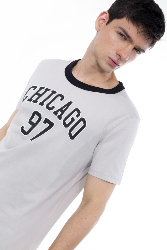 Camiseta gris medio college con cuello redondo negro
