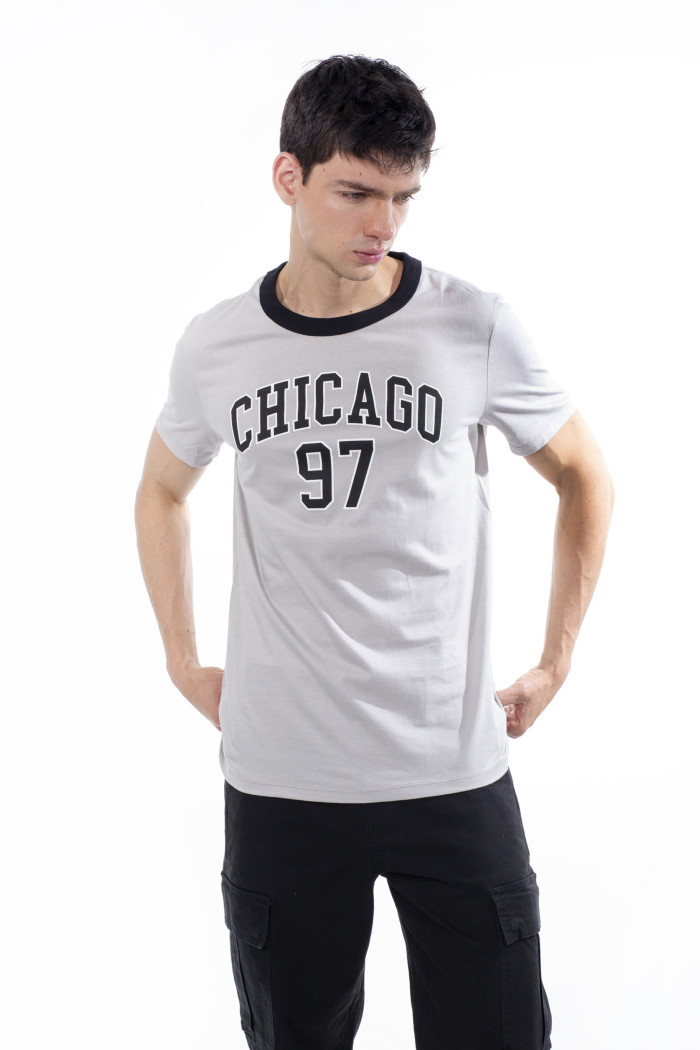 Camiseta gris medio college con cuello redondo negro
