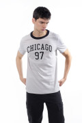 Camiseta gris medio college con cuello redondo negro
