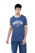 Camiseta college azul manga corta con contrastes blancos
