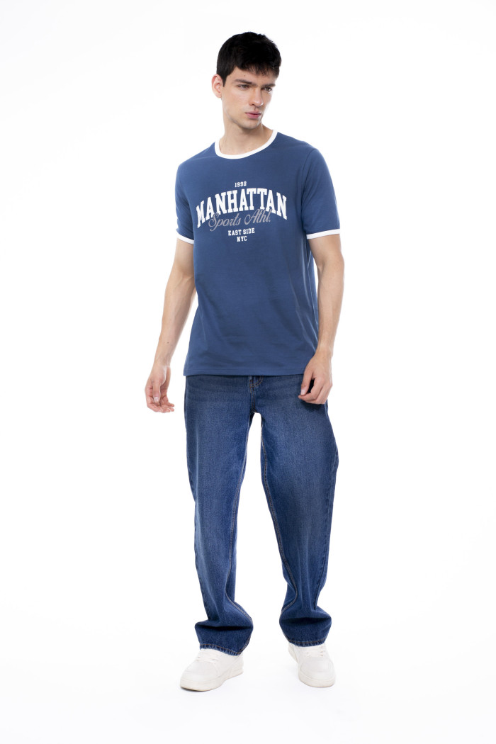 Camiseta college azul manga corta con contrastes blancos
