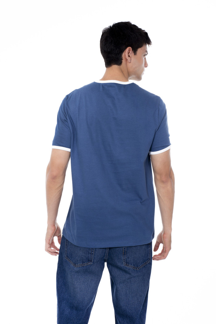 Camiseta college azul manga corta con contrastes blancos
