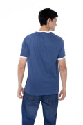 Camiseta college azul manga corta con contrastes blancos
