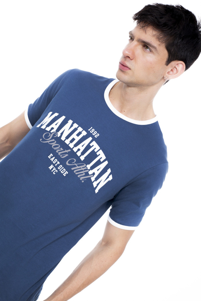 Camiseta college azul manga corta con contrastes blancos
