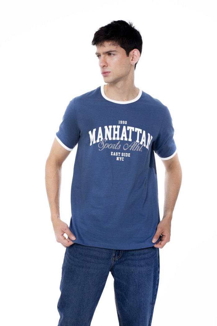 Camiseta college azul manga corta con contrastes blancos
