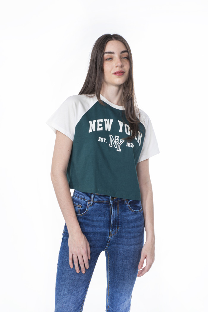 Camiseta crop top verde oscura college con manga ranglan
