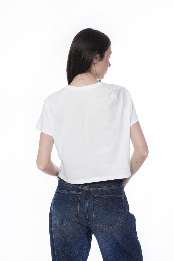 Camiseta crop top de Snoopy crema con manga ranglan corta
