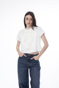 Camiseta crop top de Snoopy crema con manga ranglan corta
