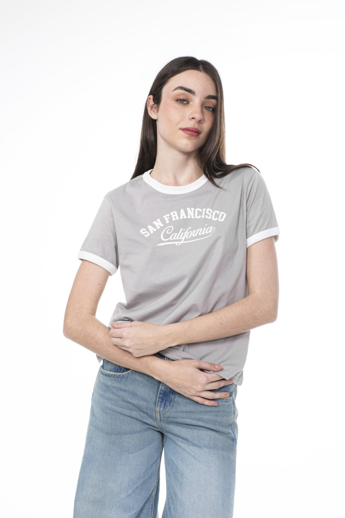 Camiseta gris medio cuello redondo con texto college blanco
