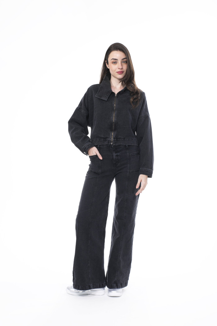 Jean open leg gris con bolsillos de parche y tiro medio
