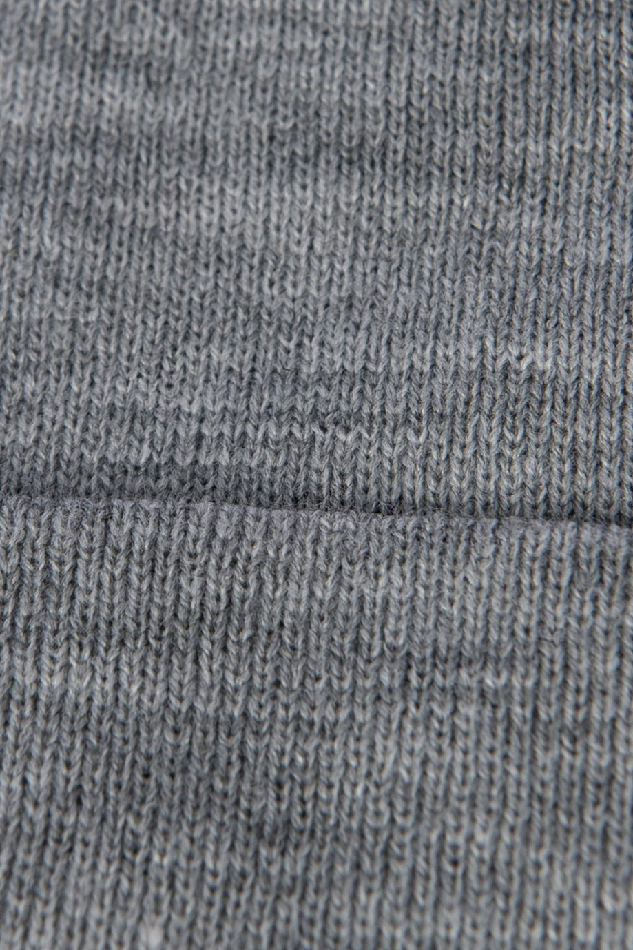 Gorro tejido gris oscuro con marquilla lateral decorativa
