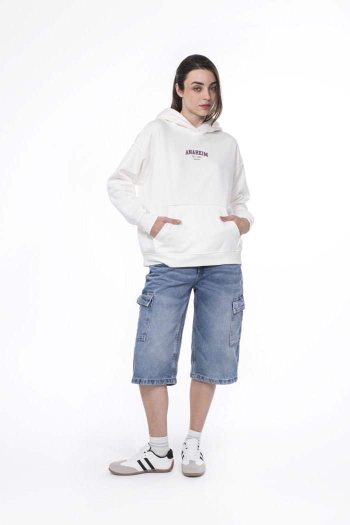 Buzo con capota crema claro oversize y estampados college
