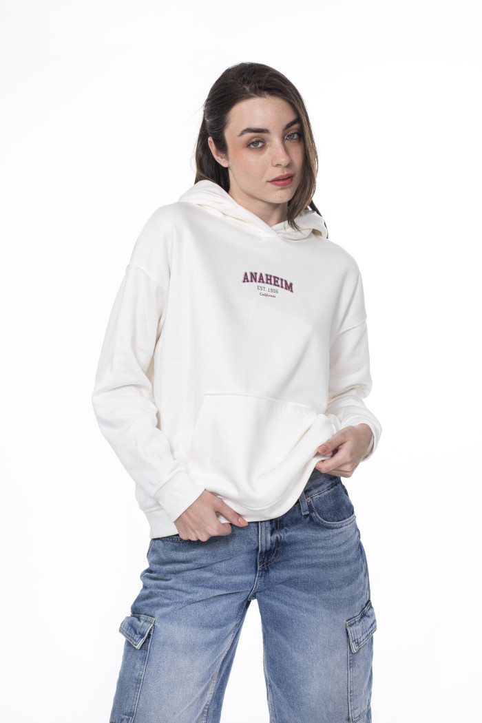 Buzo con capota crema claro oversize y estampados college
