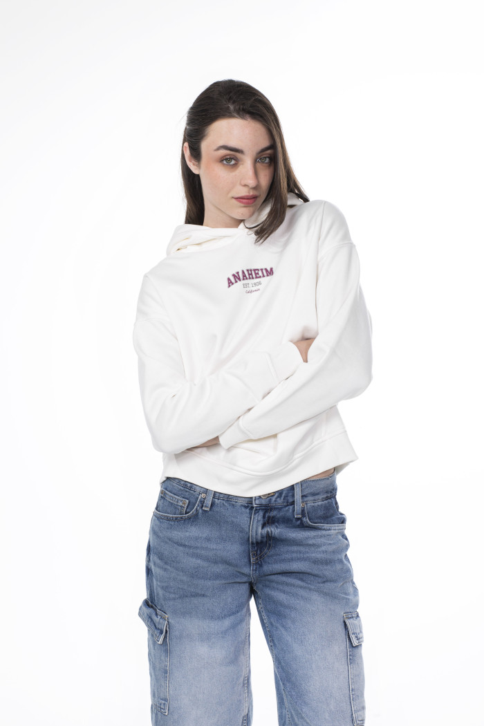 Buzo con capota crema claro oversize y estampados college

