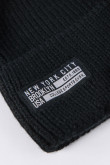 Gorro unicolor tejido con parches decorativos bordados