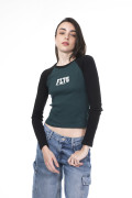 Camiseta manga ranglan larga verde con diseños college
