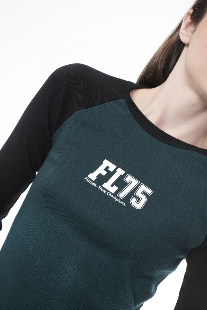 Camiseta manga ranglan larga verde con diseños college
