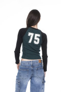 Camiseta manga ranglan larga verde con diseños college
