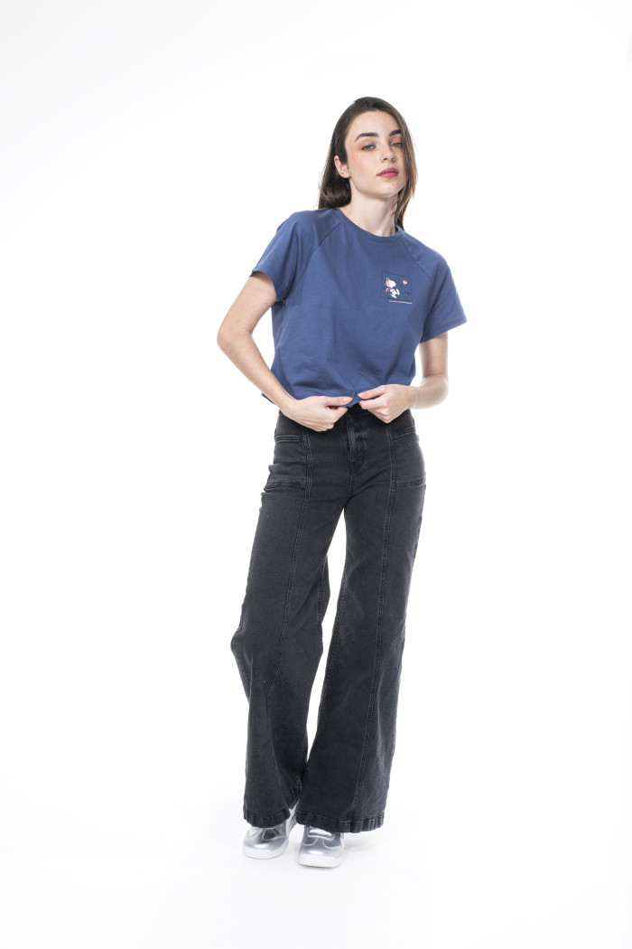 Camiseta crop top azul de Snoopy con manga ranglan corta
