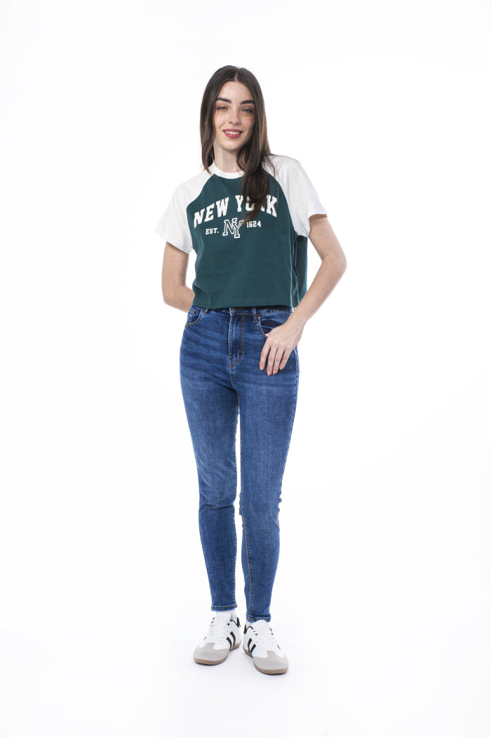 Camiseta crop top verde oscura college con manga ranglan
