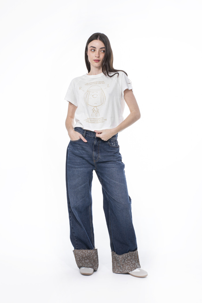 Camiseta crop top de Snoopy crema con manga ranglan corta
