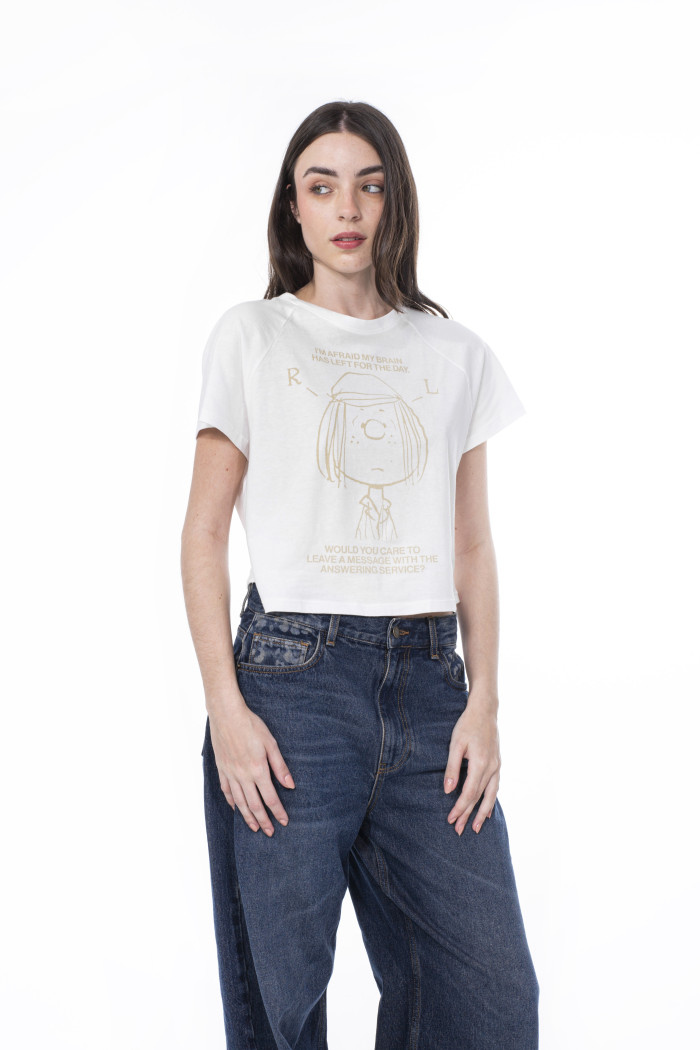 Camiseta crop top de Snoopy crema con manga ranglan corta
