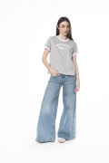 Camiseta gris medio cuello redondo con texto college blanco
