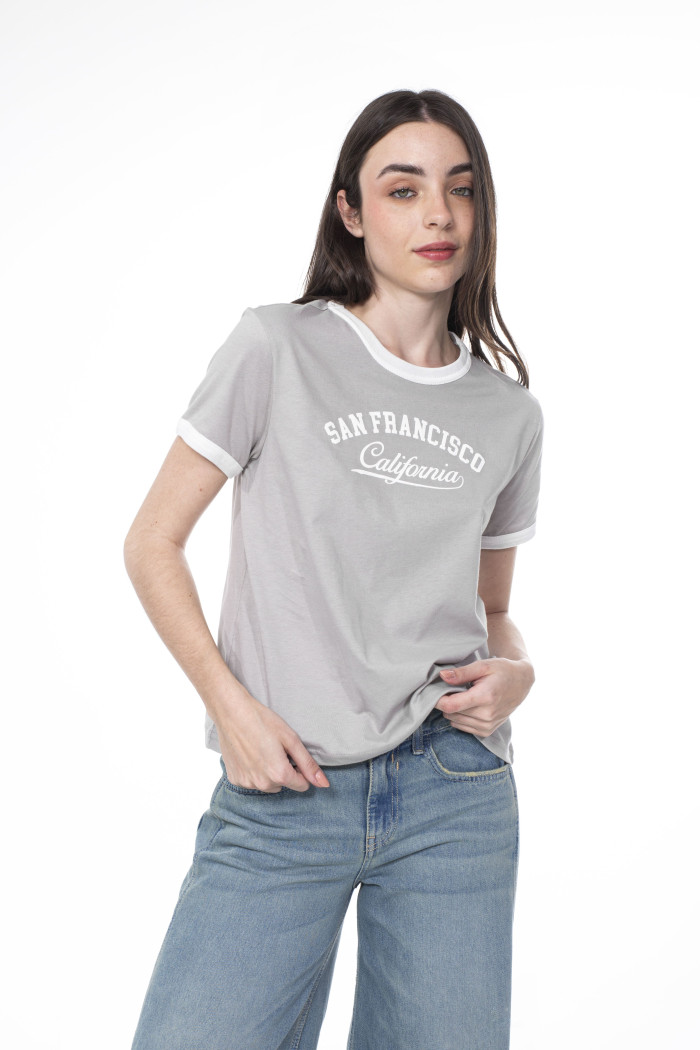 Camiseta gris medio cuello redondo con texto college blanco
