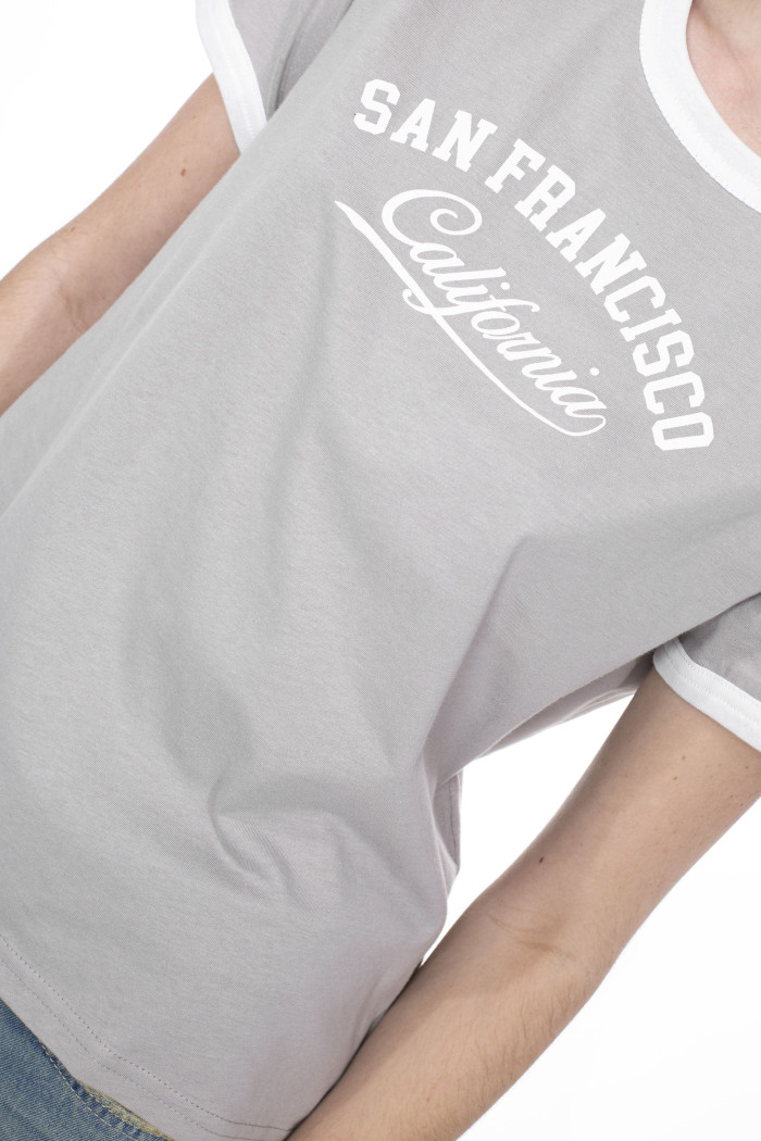 Camiseta gris medio cuello redondo con texto college blanco

