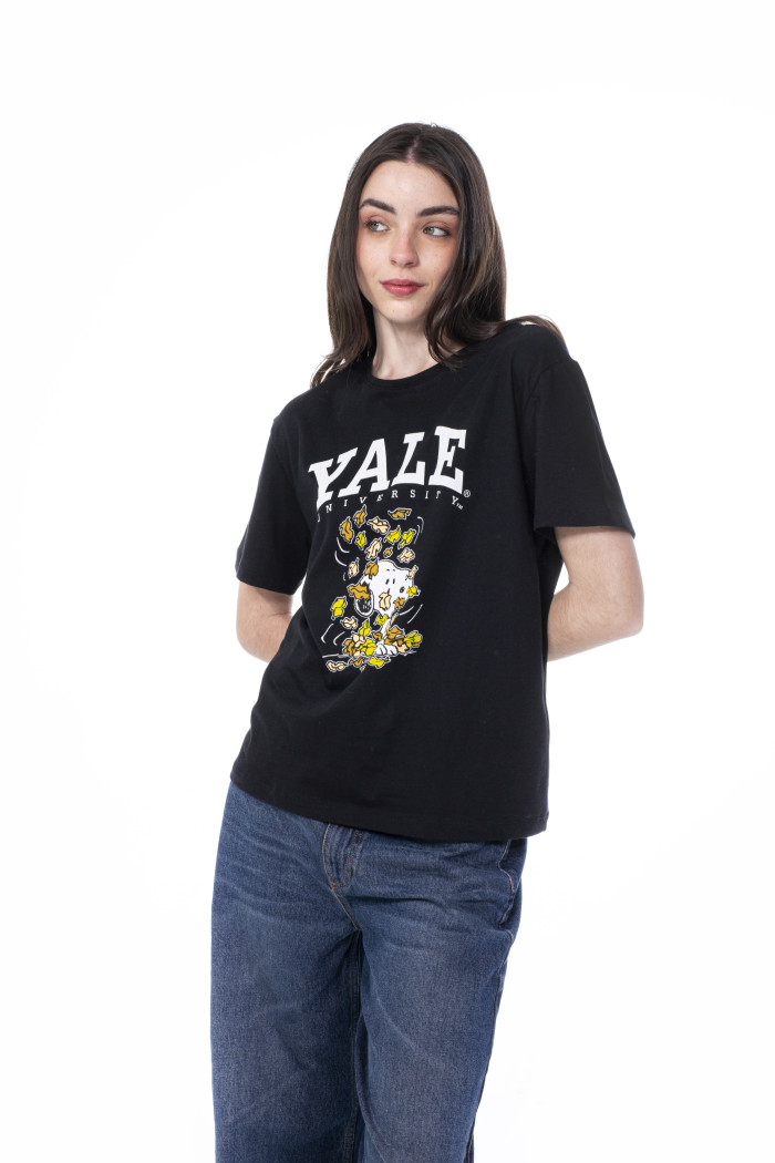 Camiseta negra de Snoopy & Yale con manga corta
