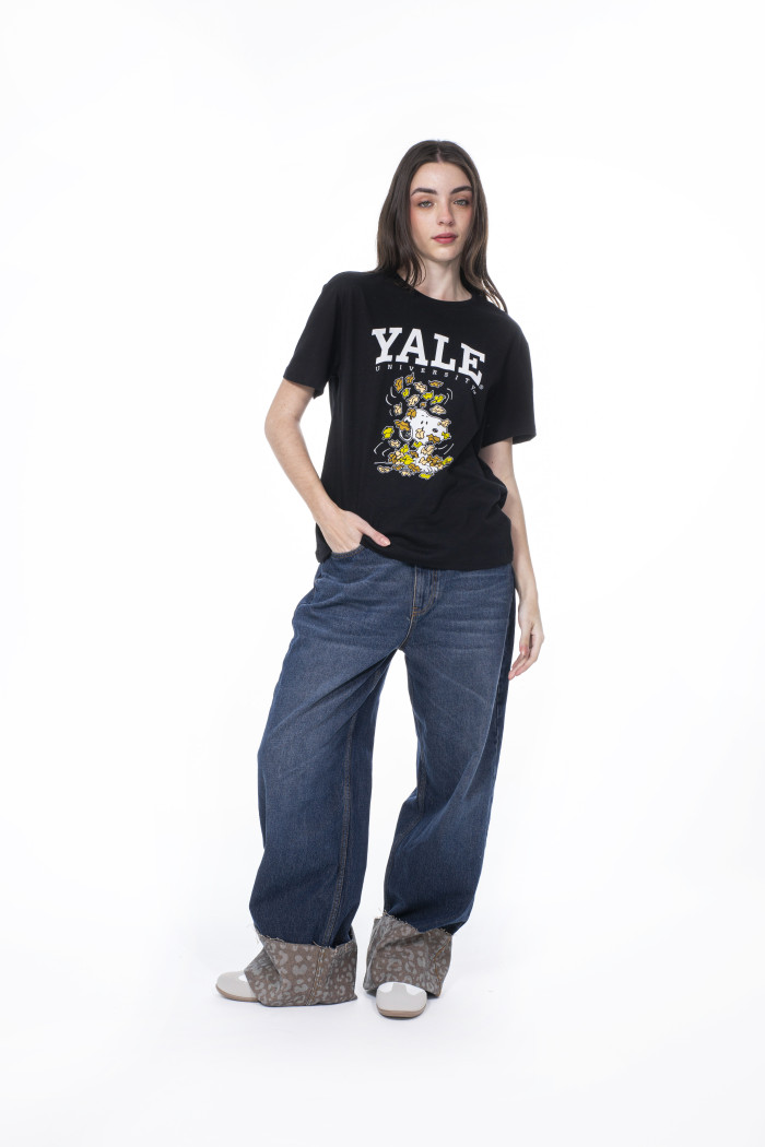Camiseta negra de Snoopy & Yale con manga corta
