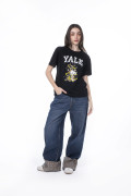 Camiseta negra de Snoopy & Yale con manga corta
