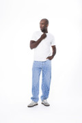 Jean azul claro loose con diseños y bota ancha
