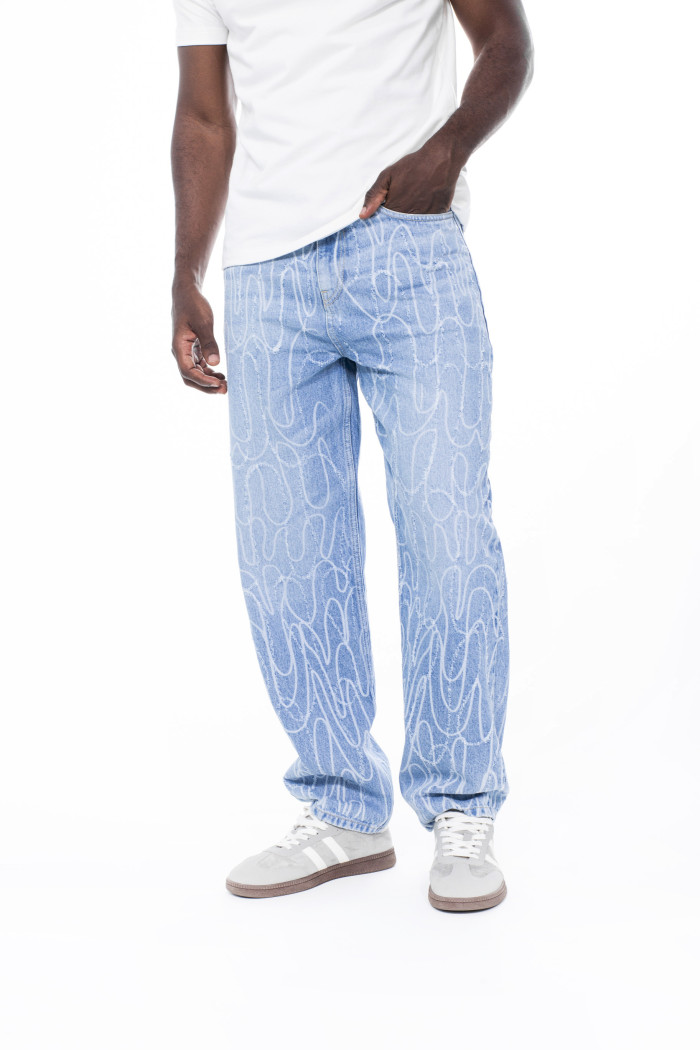 Jean azul claro loose con diseños y bota ancha
