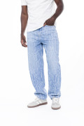 Jean azul claro loose con diseños y bota ancha

