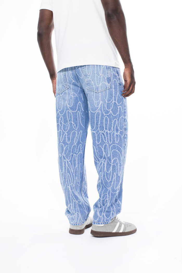 Jean azul claro loose con diseños y bota ancha
