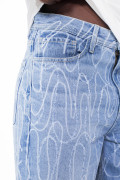 Jean azul claro loose con diseños y bota ancha
