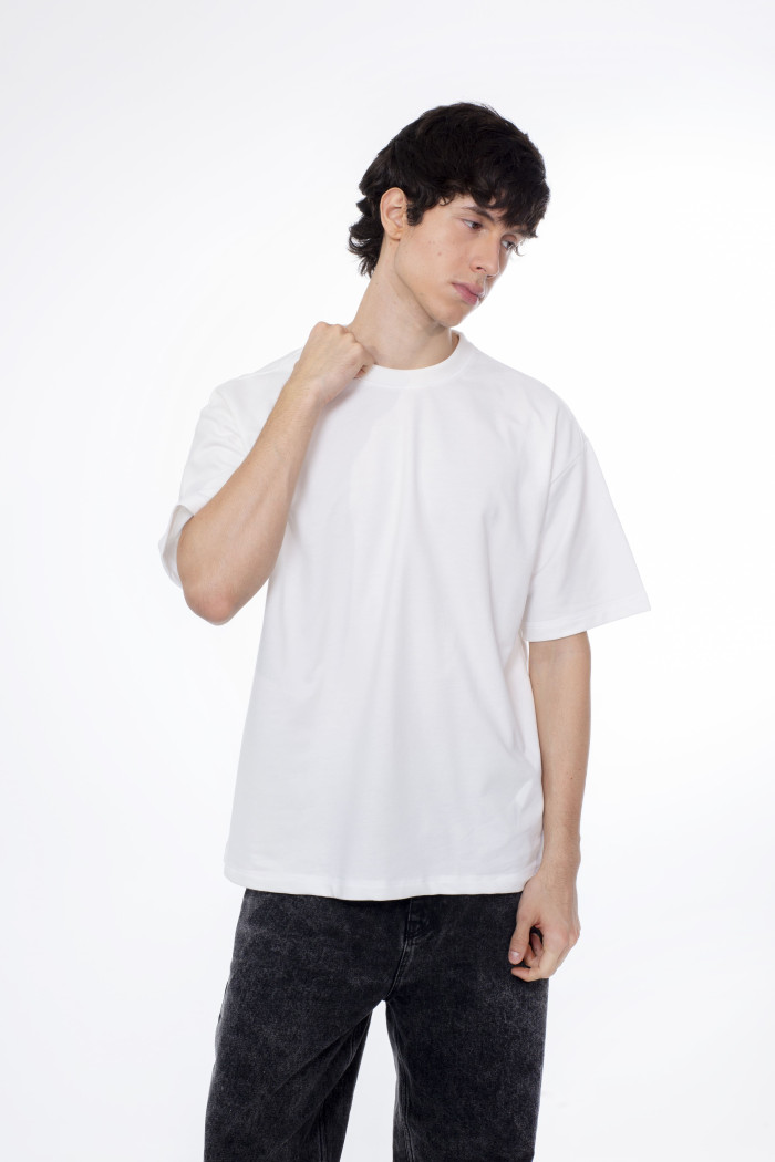 Camiseta unicolor en tela pesada con manga corta oversize
