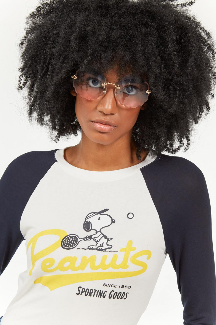 Camiseta crema clara con arte de Snoopy y mangas ranglan largas