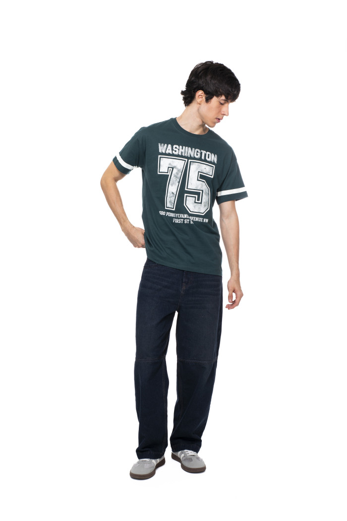 Camiseta verde cuello redondo college con franjas blancas

