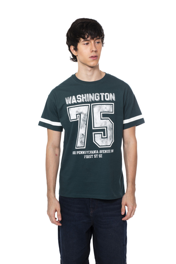 Camiseta verde cuello redondo college con franjas blancas
