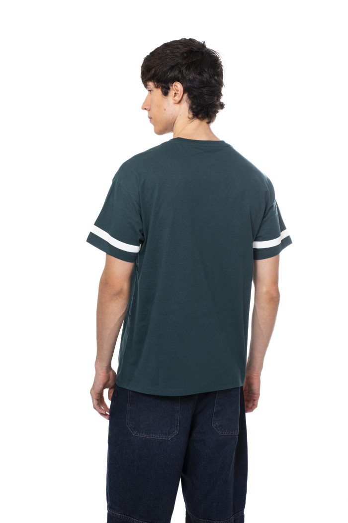 Camiseta verde cuello redondo college con franjas blancas
